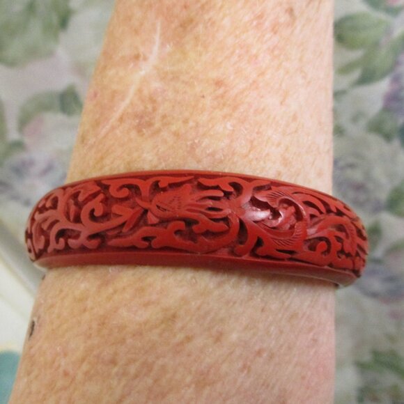 VINTAGE Chinese Cinnabar Bangle ~ Red Carved Leaf Vine Design Bracelet - Picture 1 of 11
